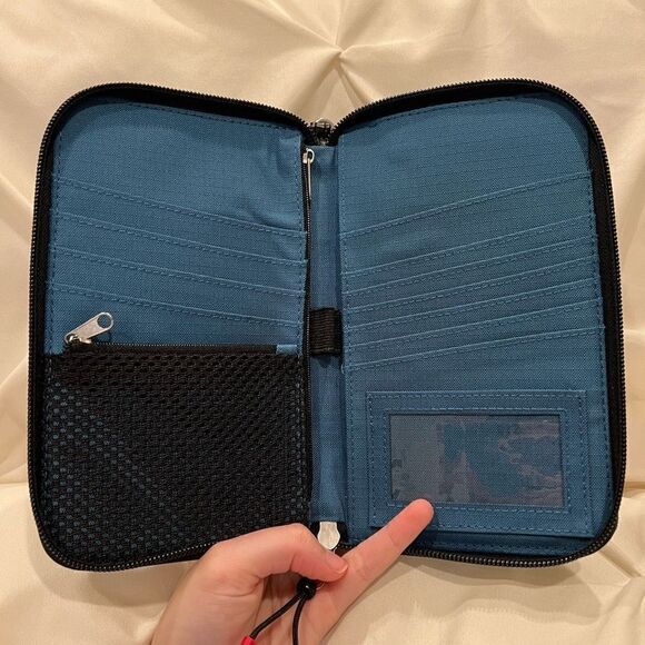 Disney Store X Mickey Mouse ''All-Time Classic'' Wrist Wallet NWT - Picture 7 of 7